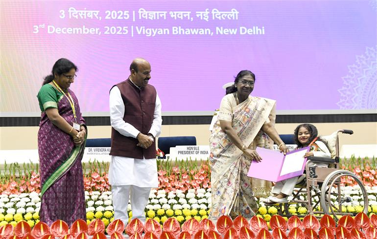 राष्ट्रपति श्रीमती द्रौपदी मुर्मु 03 दिसंबर, 2025 को नई दिल्ली स्थित विज्ञान भवन में अंतर्राष्ट्रीय दिव्यांगजन दिवस के अवसर पर वर्ष 2025 के लिए दिव्यांगजन सशक्तिकरण हेतु राष्ट्रीय पुरस्कार प्रदान करती हुईं।