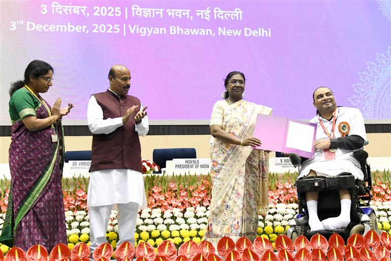 राष्ट्रपति श्रीमती द्रौपदी मुर्मु 03 दिसंबर, 2025 को नई दिल्ली स्थित विज्ञान भवन में अंतर्राष्ट्रीय दिव्यांगजन दिवस के अवसर पर वर्ष 2025 के लिए दिव्यांगजन सशक्तिकरण हेतु राष्ट्रीय पुरस्कार प्रदान करती हुईं।