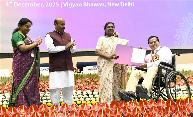 राष्ट्रपति श्रीमती द्रौपदी मुर्मु 03 दिसंबर, 2025 को नई दिल्ली स्थित विज्ञान भवन में अंतर्राष्ट्रीय दिव्यांगजन दिवस के अवसर पर वर्ष 2025 के लिए दिव्यांगजन सशक्तिकरण हेतु राष्ट्रीय पुरस्कार प्रदान करती हुईं।