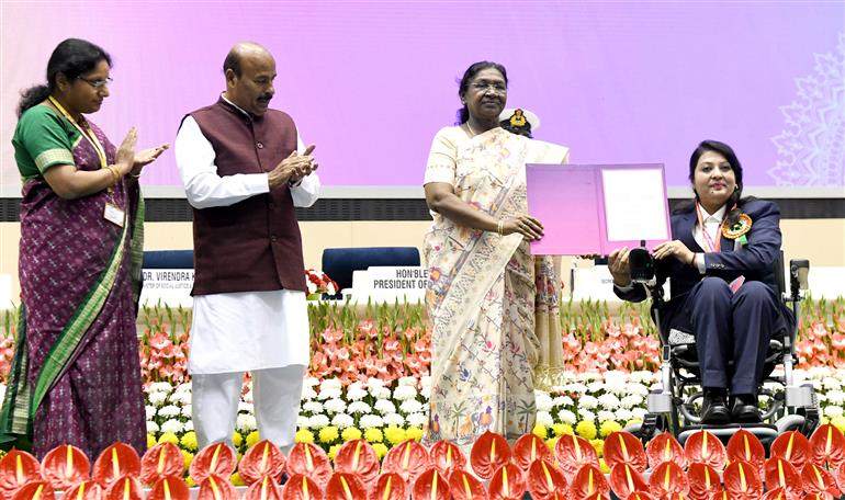 राष्ट्रपति श्रीमती द्रौपदी मुर्मु 03 दिसंबर, 2025 को नई दिल्ली स्थित विज्ञान भवन में अंतर्राष्ट्रीय दिव्यांगजन दिवस के अवसर पर वर्ष 2025 के लिए दिव्यांगजन सशक्तिकरण हेतु राष्ट्रीय पुरस्कार प्रदान करती हुईं।