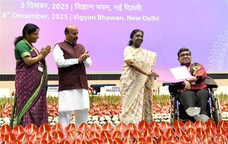 राष्ट्रपति श्रीमती द्रौपदी मुर्मु 03 दिसंबर, 2025 को नई दिल्ली स्थित विज्ञान भवन में अंतर्राष्ट्रीय दिव्यांगजन दिवस के अवसर पर वर्ष 2025 के लिए दिव्यांगजन सशक्तिकरण हेतु राष्ट्रीय पुरस्कार प्रदान करती हुईं।