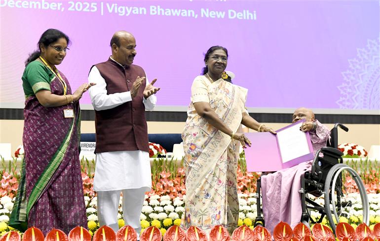 राष्ट्रपति श्रीमती द्रौपदी मुर्मु 03 दिसंबर, 2025 को नई दिल्ली स्थित विज्ञान भवन में अंतर्राष्ट्रीय दिव्यांगजन दिवस के अवसर पर वर्ष 2025 के लिए दिव्यांगजन सशक्तिकरण हेतु राष्ट्रीय पुरस्कार प्रदान करती हुईं।