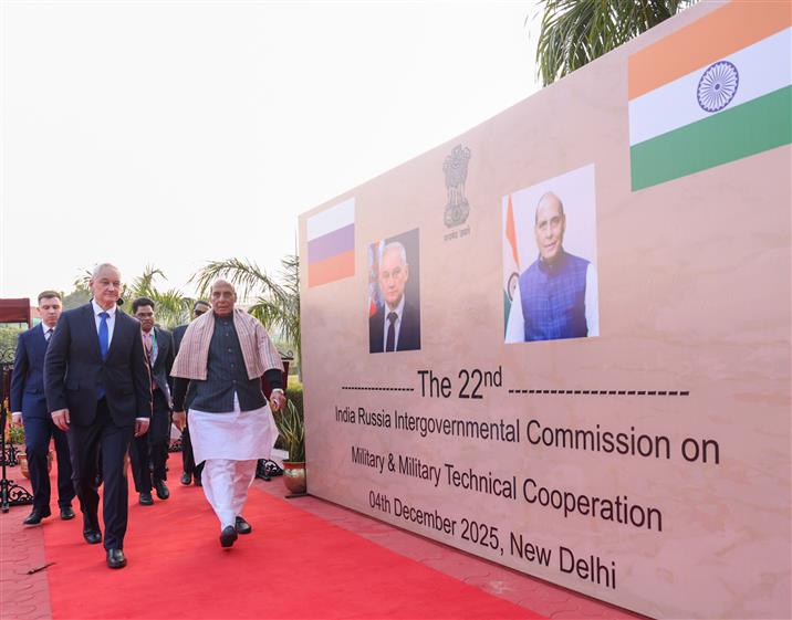 केंद्रीय रक्षा मंत्री श्री राजनाथ सिंह 04 दिसंबर, 2025 को नई दिल्ली के मानेकशॉ सेंटर में सैन्य और सैन्य तकनीकी सहयोग पर भारत-रूस अंतर-सरकारी आयोग की 22वीं मंत्रिस्तरीय बैठक से पहले रूस के रक्षा मंत्री श्री आंद्रेई बेलौसोव से मुलाकात करते हुए। 
