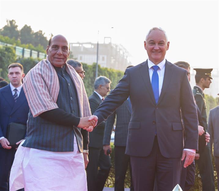 केंद्रीय रक्षा मंत्री श्री राजनाथ सिंह 04 दिसंबर, 2025 को नई दिल्ली के मानेकशॉ सेंटर में सैन्य और सैन्य तकनीकी सहयोग पर भारत-रूस अंतर-सरकारी आयोग की 22वीं मंत्रिस्तरीय बैठक से पहले रूस के रक्षा मंत्री श्री आंद्रेई बेलौसोव से मुलाकात करते हुए।