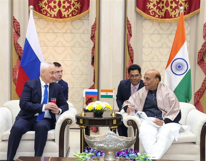 केंद्रीय रक्षा मंत्री श्री राजनाथ सिंह 04 दिसंबर, 2025 को नई दिल्ली के मानेकशॉ सेंटर में सैन्य और सैन्य तकनीकी सहयोग पर भारत-रूस अंतर-सरकारी आयोग की 22वीं मंत्रिस्तरीय बैठक से पहले रूस के रक्षा मंत्री श्री आंद्रेई बेलौसोव से मुलाकात करते हुए।