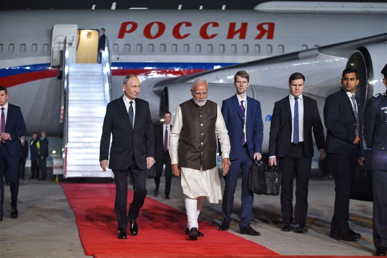 प्रधानमंत्री श्री नरेन्द्र मोदी 04 दिसंबर, 2025 को नई दिल्ली में हवाई अड्डे पर रूसी संघ के राष्ट्रपति श्री व्लादिमीर पुतिन का स्वागत करते हुए।