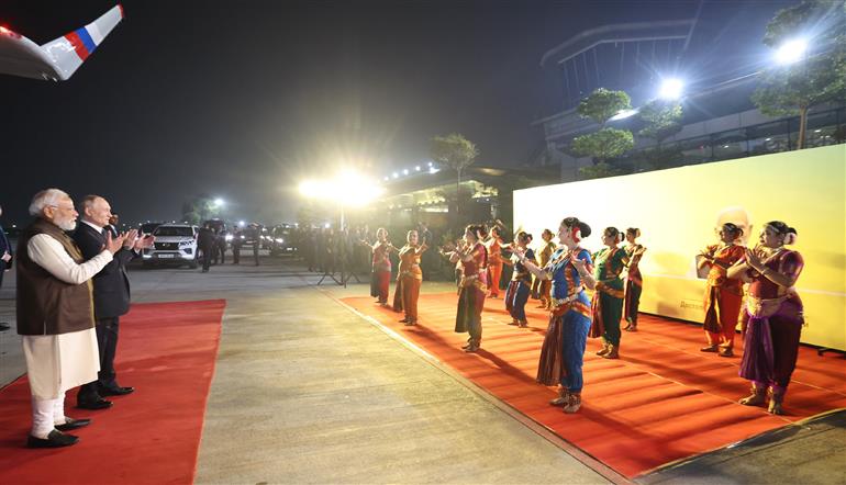 प्रधानमंत्री श्री नरेन्द्र मोदी 04 दिसंबर, 2025 को नई दिल्ली में हवाई अड्डे पर रूसी संघ के राष्ट्रपति श्री व्लादिमीर पुतिन का स्वागत करते हुए।