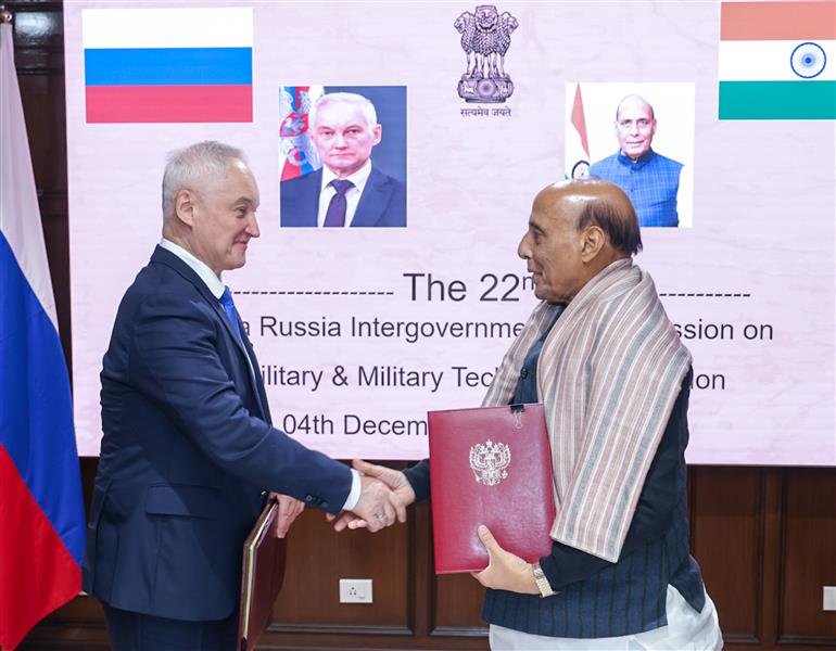केंद्रीय रक्षा मंत्री श्री राजनाथ सिंह और रूस के रक्षा मंत्री श्री आंद्रेई बेलौसोव ने 04 दिसंबर, 2025 को नई दिल्ली के मानेकशॉ सेंटर में 22वीं आईआरआईजीसी-एमएंडएमटीसी बैठक के प्रोटोकॉल पर हस्ताक्षर किए।

