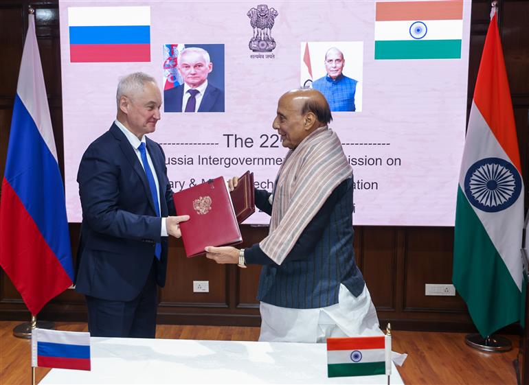 केंद्रीय रक्षा मंत्री श्री राजनाथ सिंह और रूस के रक्षा मंत्री श्री आंद्रेई बेलौसोव ने 04 दिसंबर, 2025 को नई दिल्ली के मानेकशॉ सेंटर में 22वीं आईआरआईजीसी-एमएंडएमटीसी बैठक के प्रोटोकॉल पर हस्ताक्षर किए।
