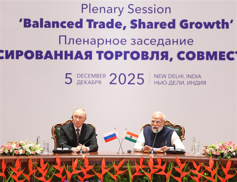 प्रधानमंत्री श्री नरेन्द्र मोदी 05 दिसंबर, 2025 को नई दिल्ली स्थित भारत मंडपम में रूसी संघ के राष्ट्रपति श्री व्लादिमीर पुतिन के साथ भारत-रूस बिजनेस फोरम में भाग लेते हुए।