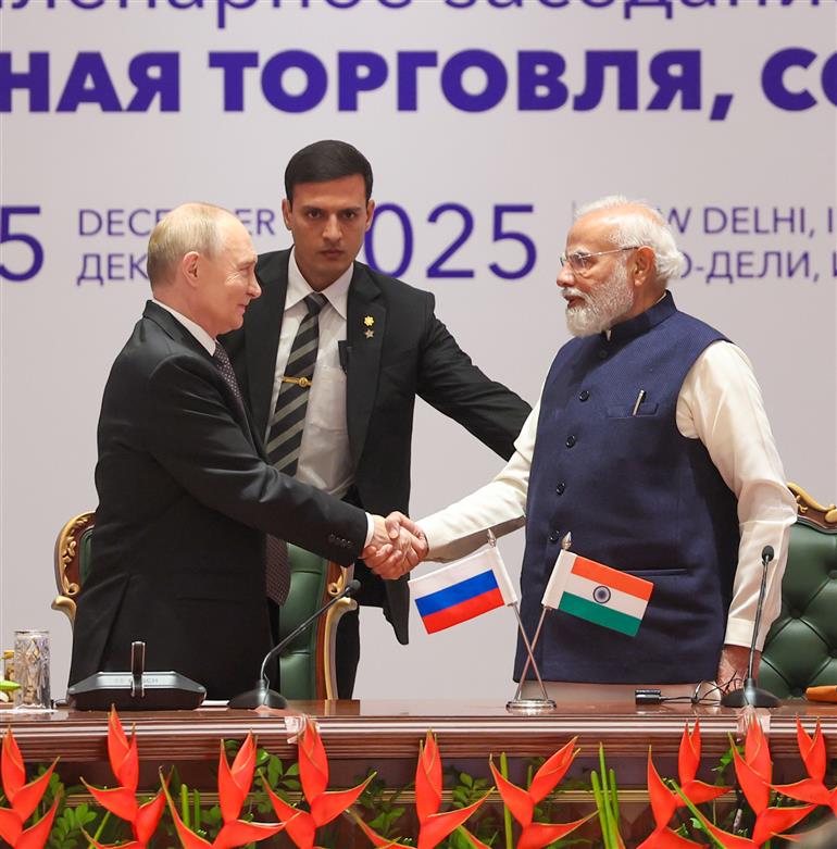 प्रधानमंत्री श्री नरेन्द्र मोदी 05 दिसंबर, 2025 को नई दिल्ली स्थित भारत मंडपम में रूसी संघ के राष्ट्रपति श्री व्लादिमीर पुतिन के साथ भारत-रूस बिजनेस फोरम में भाग लेते हुए।
