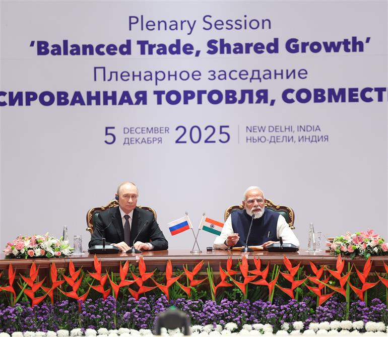 प्रधानमंत्री श्री नरेन्द्र मोदी 05 दिसंबर, 2025 को नई दिल्ली स्थित भारत मंडपम में रूसी संघ के राष्ट्रपति श्री व्लादिमीर पुतिन के साथ भारत-रूस बिजनेस फोरम में भाग लेते हुए।
