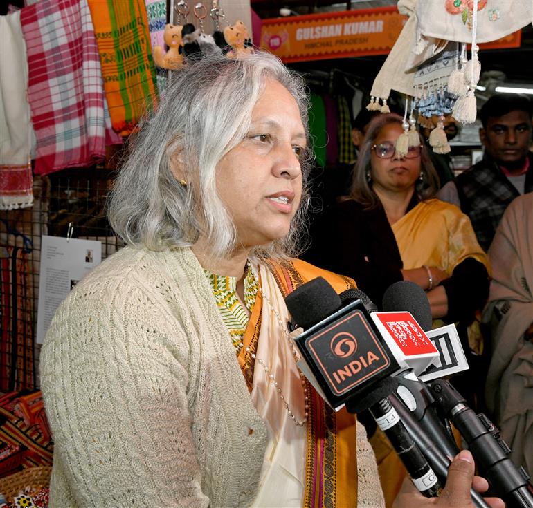 वस्त्र मंत्रालय की सचिव श्रीमती नीलम शमी राव 05 दिसंबर, 2025 को आईएनए के दिल्ली हाट में "द मास्टर क्रिएशन 2.0 कार्यक्रम" के दौरान मीडियाकर्मियों से बातचीत करती हुईं।