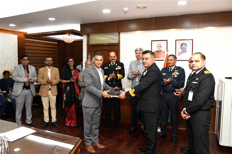 रक्षा अनुसंधान एवं विकास संगठन ने 02 दिसंबर, 2025 को नई दिल्ली स्थित डीआरडीओ भवन में प्रौद्योगिकी विकास निधि योजना के तहत विकसित सात प्रौद्योगिकियों को सशस्त्र बलों को सौंपा।