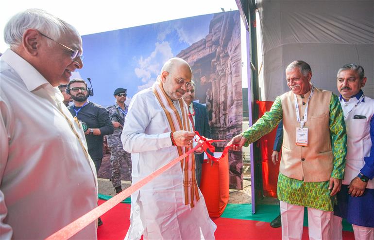 केंद्रीय गृह एवं सहकारिता मंत्री श्री अमित शाह 05 दिसंबर, 2025 को गुजरात के अहमदाबाद में 'स्वदेशी जागरण मंच' द्वारा आयोजित स्वदेशोत्सव-2025 का उद्घाटन करते हुए।