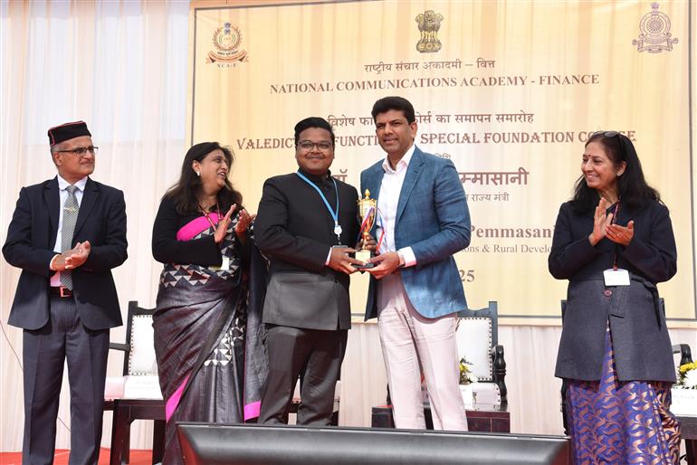 केंद्रीय ग्रामीण विकास और संचार राज्य मंत्री डॉ. चंद्रशेखर पेम्मासानी 06 दिसंबर, 2025 को नई दिल्ली में नेशनल कम्युनिकेशंस एकेडमी- फाइनेंस (एनसीए-एफ) में स्पेशल फाउंडेशन कोर्स के समापन समारोह में भाग लेते हुए।