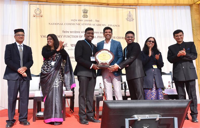 केंद्रीय ग्रामीण विकास और संचार राज्य मंत्री डॉ. चंद्रशेखर पेम्मासानी 06 दिसंबर, 2025 को नई दिल्ली में नेशनल कम्युनिकेशंस एकेडमी- फाइनेंस (एनसीए-एफ) में स्पेशल फाउंडेशन कोर्स के समापन समारोह में भाग लेते हुए।