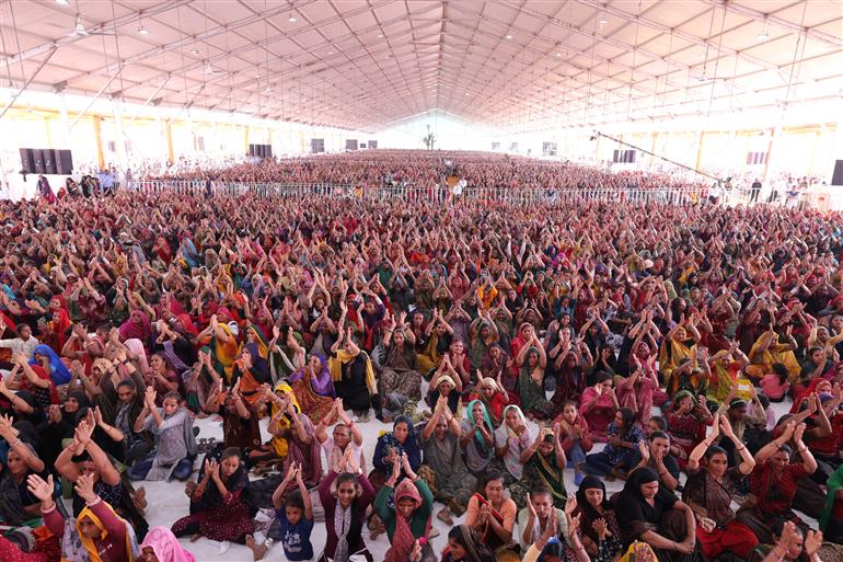 06 दिसंबर, 2025 को गुजरात के वाव-थराद जिले में बनास डेयरी द्वारा नवनिर्मित बायो-सीएनजी और फर्टिलाइजर प्लांट के उद्घाटन और 150 टन के पाउडर प्लांट के शिलान्यास समारोह में उपस्थित लोग। इस अवसर पर केन्द्रीय गृह एवं सहकारिता मंत्री श्री अमित शाह संबोधित करते हुए।