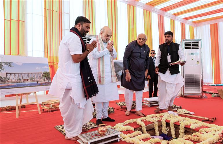 केंद्रीय गृह और सहकारिता मंत्री श्री अमित शाह 07 दिसंबर, 2025 को अहमदाबाद के गोटा में मिनी स्पोर्ट्स कॉम्प्लेक्स की नींव रखते हुए।