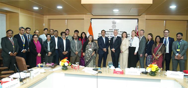 08 दिसंबर 2025 को नई दिल्ली स्थित कौशल भवन में आयोजित ऑस्ट्रेलिया-भारत शिक्षा एवं कौशल परिषद (एआईईएससी) बैठक के दौरान ऑस्ट्रेलिया के कौशल और प्रशिक्षण मंत्री श्री एंड्र्यू जाइल्स के साथ समूह तस्वीर में कौशल विकास एवं उद्यमिता तथा शिक्षा राज्य मंत्री (स्वतंत्र प्रभार)श्री जयंत चौधरी।