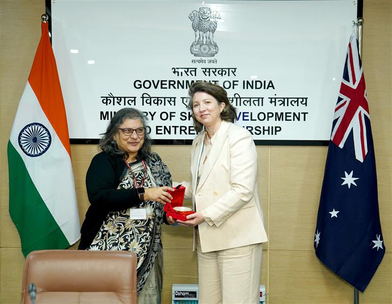 कौशल विकास और उद्यमिता मंत्रालय की सचिव श्रीमती देबाशीष मुखर्जी ने 08 दिसंबर 2025 को नई दिल्ली स्थित कौशल भवन में आयोजित ऑस्ट्रेलिया-भारत शिक्षा एवं कौशल परिषद (एआईईएससी) की बैठक के दौरान ऑस्ट्रेलियाई सरकार की डिप्टी सेक्रेटरी (स्किल्स एंड ट्रेनिंग) सुश्री अन्ना फेथफुल से मुलाकात की।