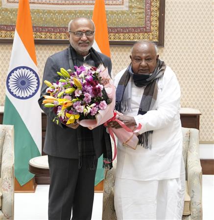 पूर्व प्रधानमंत्री और राज्यसभा सांसद श्री एच. डी. देवेगौड़ा ने 06 दिसंबर, 2025 को नई दिल्ली स्थित वाइस-प्रेसिडेंट एन्क्लेव में उपराष्ट्रपति और राज्यसभा के चेयरमैन श्री सी. पी. राधाकृष्णन से मुलाकात की।