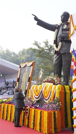 उप-राष्ट्रपति श्री सी. पी. राधाकृष्णन ने 06 दिसंबर, 2025 को नई दिल्ली में महापरिनिर्वाण दिवस पर उप-राष्ट्रपति एन्क्लेव में भारत रत्न बाबासाहेब डॉ. भीमराव अंबेडकर को श्रद्धांजलि अर्पित की।
