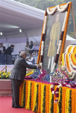 उप-राष्ट्रपति श्री सी. पी. राधाकृष्णन ने 06 दिसंबर, 2025 को नई दिल्ली में महापरिनिर्वाण दिवस पर उप-राष्ट्रपति एन्क्लेव में भारत रत्न बाबासाहेब डॉ. भीमराव अंबेडकर को श्रद्धांजलि अर्पित की।