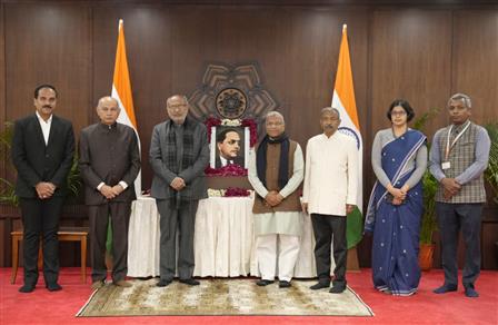 उप-राष्ट्रपति श्री सी. पी. राधाकृष्णन ने 06 दिसंबर, 2025 को नई दिल्ली में महापरिनिर्वाण दिवस पर उप-राष्ट्रपति एन्क्लेव में भारत रत्न बाबासाहेब डॉ. भीमराव अंबेडकर को श्रद्धांजलि अर्पित की।