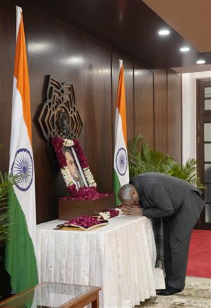 उप-राष्ट्रपति श्री सी. पी. राधाकृष्णन ने 06 दिसंबर, 2025 को नई दिल्ली में महापरिनिर्वाण दिवस पर उप-राष्ट्रपति एन्क्लेव में भारत रत्न बाबासाहेब डॉ. भीमराव अंबेडकर को श्रद्धांजलि अर्पित की।