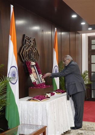 उप-राष्ट्रपति श्री सी. पी. राधाकृष्णन ने 06 दिसंबर, 2025 को नई दिल्ली में महापरिनिर्वाण दिवस पर उप-राष्ट्रपति एन्क्लेव में भारत रत्न बाबासाहेब डॉ. भीमराव अंबेडकर को श्रद्धांजलि दी।