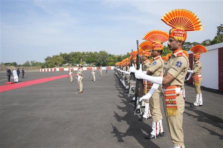 उप-राष्ट्रपति श्री सी. पी. राधाकृष्णन को 06 दिसंबर, 2025 को गुजरात के एकता नगर में गार्ड ऑफ़ ऑनर दिया गया।