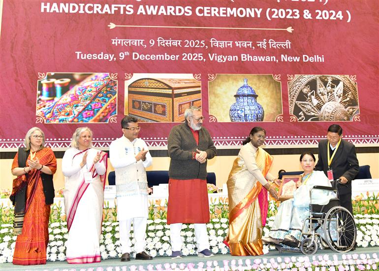 राष्ट्रपति श्रीमती द्रौपदी मुर्मु ने 9 दिसंबर 2025 को नई दिल्ली के विज्ञान भवन में वर्ष 2023 और 2024 के लिए ‘शिल्प गुरु पुरस्कार’ और ‘राष्ट्रीय हस्तशिल्प पुरस्कार’ प्रदान किए।