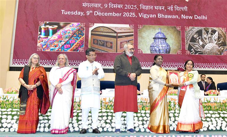 राष्ट्रपति श्रीमती द्रौपदी मुर्मु ने 9 दिसंबर 2025 को नई दिल्ली के विज्ञान भवन में वर्ष 2023 और 2024 के लिए ‘शिल्प गुरु पुरस्कार’ और ‘राष्ट्रीय हस्तशिल्प पुरस्कार’ प्रदान किए।