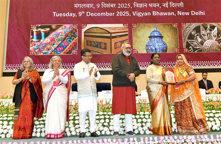 राष्ट्रपति श्रीमती द्रौपदी मुर्मु ने 9 दिसंबर 2025 को नई दिल्ली के विज्ञान भवन में वर्ष 2023 और 2024 के लिए ‘शिल्प गुरु पुरस्कार’ और ‘राष्ट्रीय हस्तशिल्प पुरस्कार’ प्रदान किए।