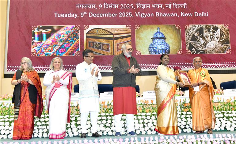 राष्ट्रपति श्रीमती द्रौपदी मुर्मु ने 9 दिसंबर 2025 को नई दिल्ली के विज्ञान भवन में वर्ष 2023 और 2024 के लिए ‘शिल्प गुरु पुरस्कार’ और ‘राष्ट्रीय हस्तशिल्प पुरस्कार’ प्रदान किए।