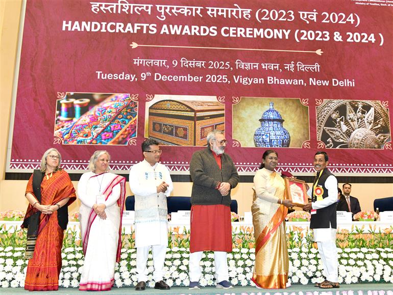 राष्ट्रपति श्रीमती द्रौपदी मुर्मु ने 9 दिसंबर 2025 को नई दिल्ली के विज्ञान भवन में वर्ष 2023 और 2024 के लिए ‘शिल्प गुरु पुरस्कार’ और ‘राष्ट्रीय हस्तशिल्प पुरस्कार’ प्रदान किए।