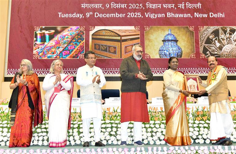 राष्ट्रपति श्रीमती द्रौपदी मुर्मु ने 9 दिसंबर 2025 को नई दिल्ली के विज्ञान भवन में वर्ष 2023 और 2024 के लिए ‘शिल्प गुरु पुरस्कार’ और ‘राष्ट्रीय हस्तशिल्प पुरस्कार’ प्रदान किए।