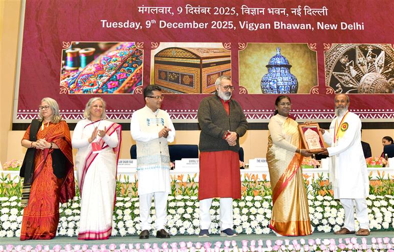 राष्ट्रपति श्रीमती द्रौपदी मुर्मु ने 9 दिसंबर 2025 को नई दिल्ली के विज्ञान भवन में वर्ष 2023 और 2024 के लिए ‘शिल्प गुरु पुरस्कार’ और ‘राष्ट्रीय हस्तशिल्प पुरस्कार’ प्रदान किए।