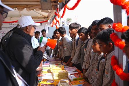 जिज्ञासा तब जुड़ाव में बदल जाती है जब काशी के छात्र जब पहली बार तमिल भाषा के शब्द सीखते हैं, तो उनके सामने तमिल भाषा की सुंदरता और अपनापन खोजने का एक नया, गर्मजोशी भरा द्वार खुलता है। यह गतिविधि काशी तमिल संगमम् 4.0 के तहत 9 दिसंबर 2025 को वाराणसी, उत्तर प्रदेश में आयोजित हुई।:Ministry of Education