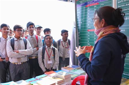 जिज्ञासा तब जुड़ाव में बदल जाती है जब काशी के छात्र जब पहली बार तमिल भाषा के शब्द सीखते हैं, तो उनके सामने तमिल भाषा की सुंदरता और अपनापन खोजने का एक नया, गर्मजोशी भरा द्वार खुलता है। यह गतिविधि काशी तमिल संगमम् 4.0 के तहत 9 दिसंबर 2025 को वाराणसी, उत्तर प्रदेश में आयोजित हुई।:Ministry of Education