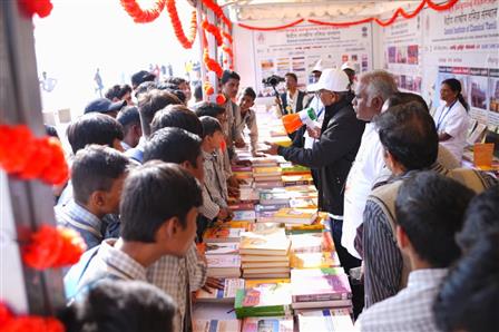 जिज्ञासा तब जुड़ाव में बदल जाती है जब काशी के छात्र जब पहली बार तमिल भाषा के शब्द सीखते हैं, तो उनके सामने तमिल भाषा की सुंदरता और अपनापन खोजने का एक नया, गर्मजोशी भरा द्वार खुलता है। यह गतिविधि काशी तमिल संगमम् 4.0 के तहत 9 दिसंबर 2025 को वाराणसी, उत्तर प्रदेश में आयोजित हुई।:Ministry of Education