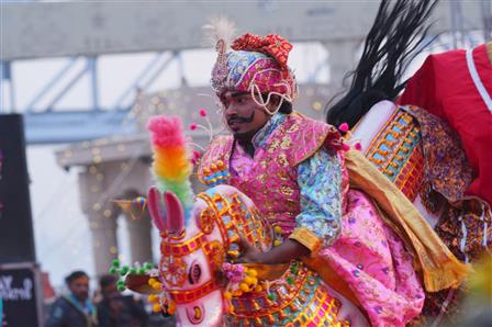 काशी तमिल संगमम् 4.0 के तहत 9 दिसंबर 2025 को उत्तर प्रदेश के वाराणसी स्थित नमो घाट पर एक सांस्कृतिक संध्या का आयोजन हुआ, जिसमें संगीत, लय और प्रस्तुतियों के माध्यम से काशी और तमिलनाडु की साझा विरासत का उत्सव मनाया गया। कलाकारों ने अपनी ऊर्जा से सरोवर किनारे के वातावरण को जीवंत कर दिया, और परंपरा व कला का एक रंगारंग प्रदर्शन प्रस्तुत किया। यह कार्यक्रम  में आयोजित हुआ।