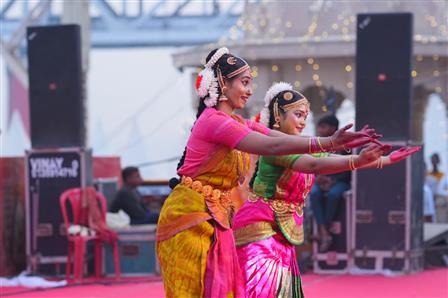 काशी तमिल संगमम् 4.0 के तहत 9 दिसंबर 2025 को उत्तर प्रदेश के वाराणसी स्थित नमो घाट पर एक सांस्कृतिक संध्या का आयोजन हुआ, जिसमें संगीत, लय और प्रस्तुतियों के माध्यम से काशी और तमिलनाडु की साझा विरासत का उत्सव मनाया गया। कलाकारों ने अपनी ऊर्जा से सरोवर किनारे के वातावरण को जीवंत कर दिया, और परंपरा व कला का एक रंगारंग प्रदर्शन प्रस्तुत किया। यह कार्यक्रम  में आयोजित हुआ।