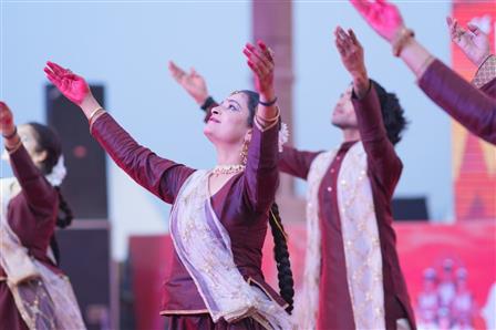 काशी तमिल संगमम् 4.0 के तहत 9 दिसंबर 2025 को उत्तर प्रदेश के वाराणसी स्थित नमो घाट पर एक सांस्कृतिक संध्या का आयोजन हुआ, जिसमें संगीत, लय और प्रस्तुतियों के माध्यम से काशी और तमिलनाडु की साझा विरासत का उत्सव मनाया गया। कलाकारों ने अपनी ऊर्जा से सरोवर किनारे के वातावरण को जीवंत कर दिया, और परंपरा व कला का एक रंगारंग प्रदर्शन प्रस्तुत किया। यह कार्यक्रम  में आयोजित हुआ।