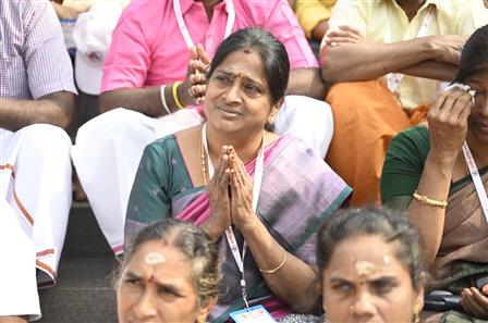 काशी तमिल संगमम् 4.0 के तहत तमिलनाडु से आए कृषि एवं संबद्ध क्षेत्र समूह ने 9 दिसंबर 2025 को उत्तर प्रदेश के वाराणसी में स्थित श्री काशी विश्वनाथ मंदिर जाकर पूजा-अर्चना की। यह यात्रा तमिलनाडु की आस्था और काशी की पवित्र आध्यात्मिक परंपरा के बीच जुड़ाव का सम्मान करती है।