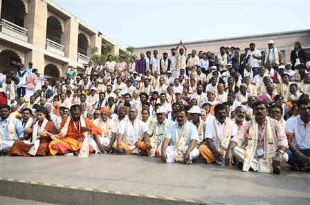 काशी तमिल संगमम् 4.0 के तहत तमिलनाडु से आए कृषि एवं संबद्ध क्षेत्र समूह ने 9 दिसंबर 2025 को उत्तर प्रदेश के वाराणसी में स्थित श्री काशी विश्वनाथ मंदिर जाकर पूजा-अर्चना की। यह यात्रा तमिलनाडु की आस्था और काशी की पवित्र आध्यात्मिक परंपरा के बीच जुड़ाव का सम्मान करती है।