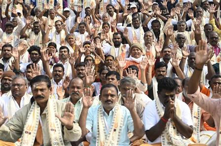 काशी तमिल संगमम् 4.0 के तहत तमिलनाडु से आए कृषि एवं संबद्ध क्षेत्र समूह ने 9 दिसंबर 2025 को उत्तर प्रदेश के वाराणसी में स्थित श्री काशी विश्वनाथ मंदिर जाकर पूजा-अर्चना की। यह यात्रा तमिलनाडु की आस्था और काशी की पवित्र आध्यात्मिक परंपरा के बीच जुड़ाव का सम्मान करती है।