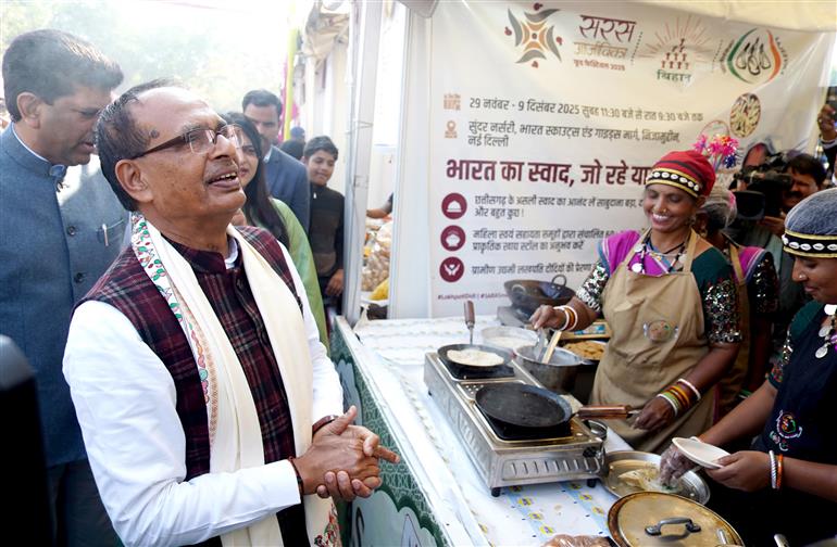 केंद्रीय कृषि एवं किसान कल्याण तथा ग्रामीण विकास मंत्री श्री शिवराज सिंह चौहान ने 9 दिसंबर 2025 को नई दिल्ली के सुंदर नर्सरी में आयोजित सरस फ़ूड फ़ेस्टिवल के दौरान ‘लखपति दीदियों’ द्वारा आयोजित विशेष भोज में शिरकत की।