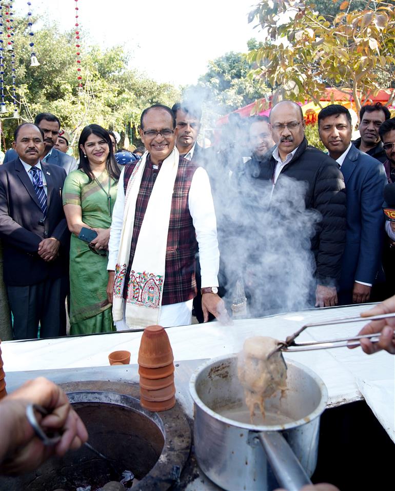 केंद्रीय कृषि एवं किसान कल्याण तथा ग्रामीण विकास मंत्री श्री शिवराज सिंह चौहान ने 9 दिसंबर 2025 को नई दिल्ली के सुंदर नर्सरी में आयोजित सरस फ़ूड फ़ेस्टिवल के दौरान ‘लखपति दीदियों’ द्वारा आयोजित विशेष भोज में शिरकत की।